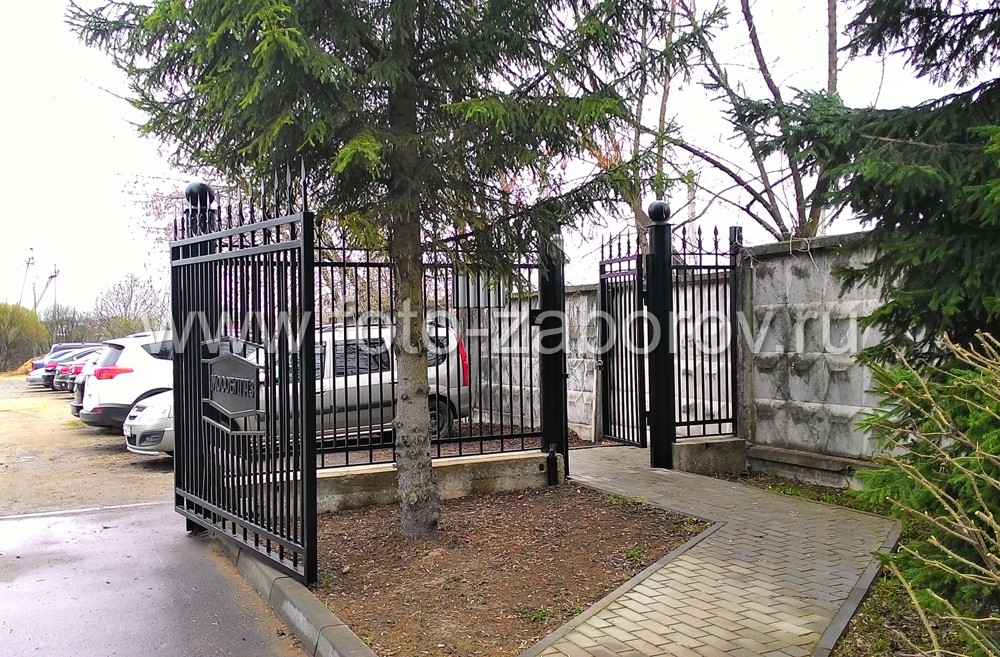 Фото Красивый дорогой металлический забор с распашными автоматическими воротами для газового