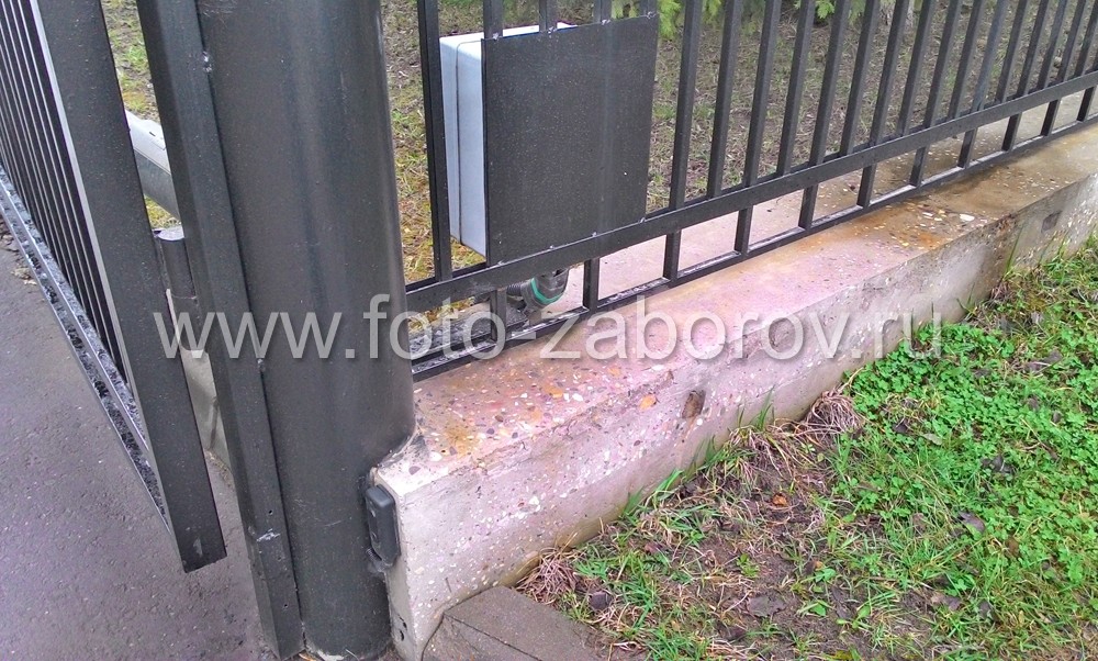 Фото Красивый дорогой металлический забор с распашными автоматическими воротами для газового