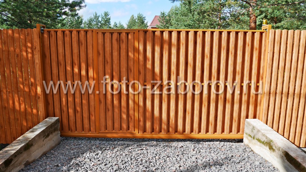 Фото Забор из евроштакетника песочного цвета на трёх