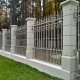 Забор с красивыми столбами преобразил внешний вид усадьбы.
