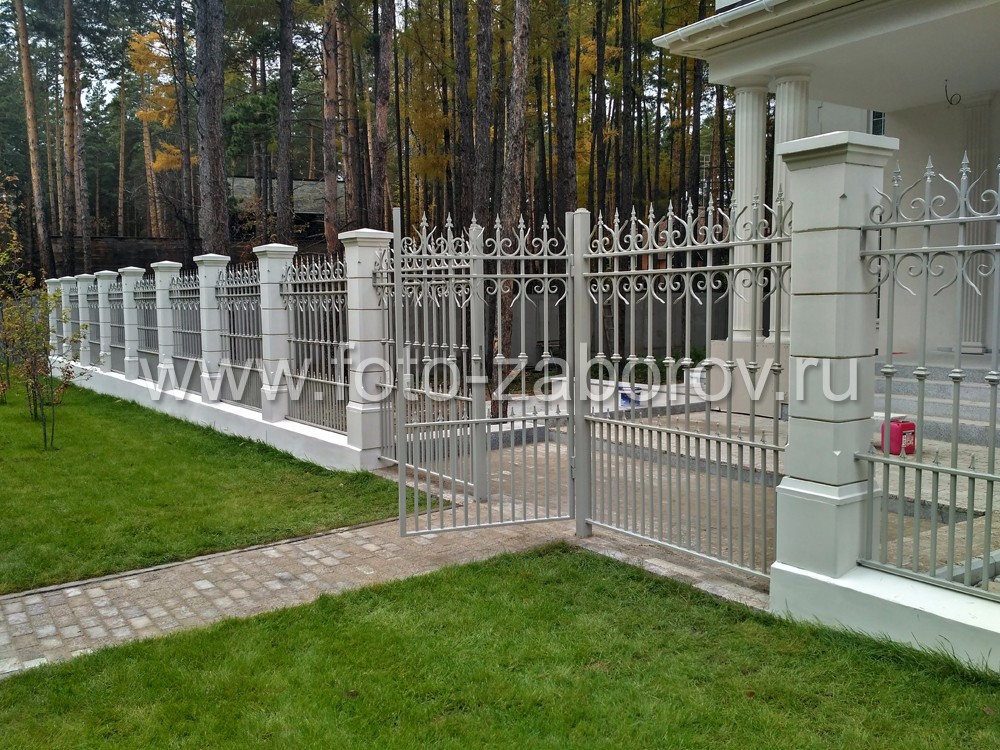 Фото Забор с красивыми столбами преобразил внешний вид