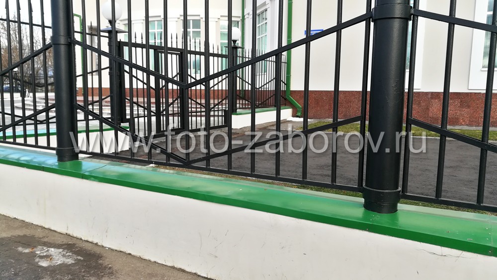 Фото Светильники-шары на металлическом заборе вокруг Банка России в