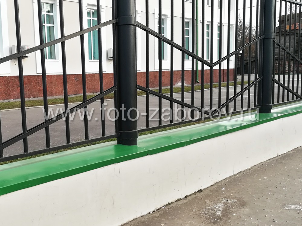 Фото Светильники-шары на металлическом заборе вокруг Банка России в