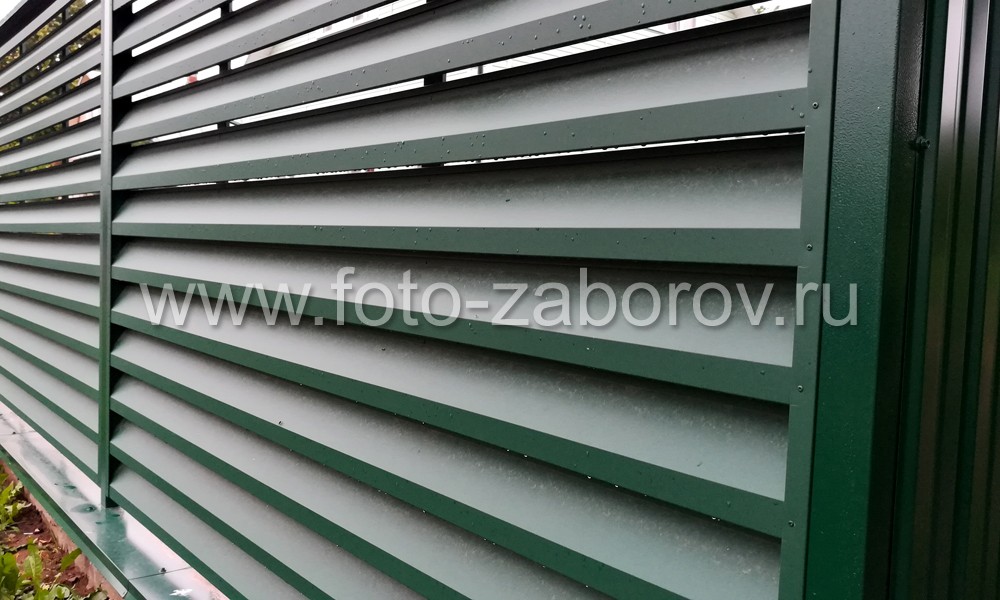 Фото Забор металлические жалюзи Aluzinc® (Алюцинк). Красивый современный металлический забор с
