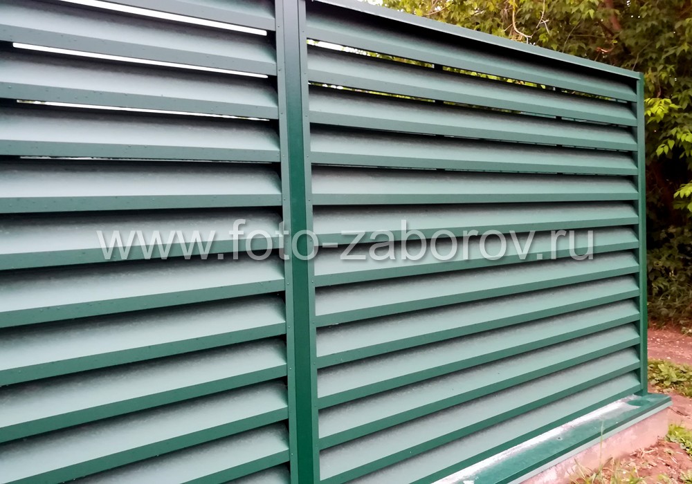 Фото Забор металлические жалюзи Aluzinc® (Алюцинк). Красивый современный металлический забор с