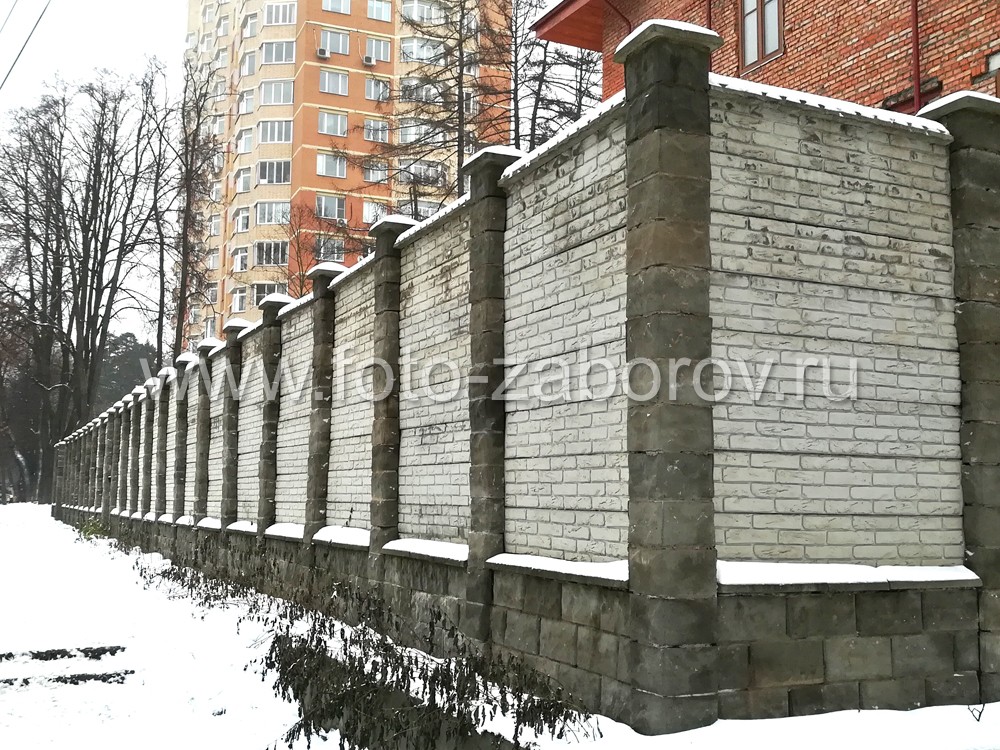 Фото Высокий бетонный забор частного дома, собранный из бетонных