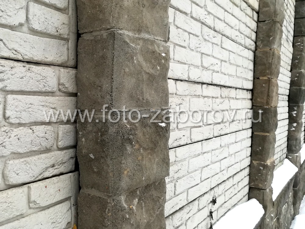 Фото Высокий бетонный забор частного дома, собранный из бетонных