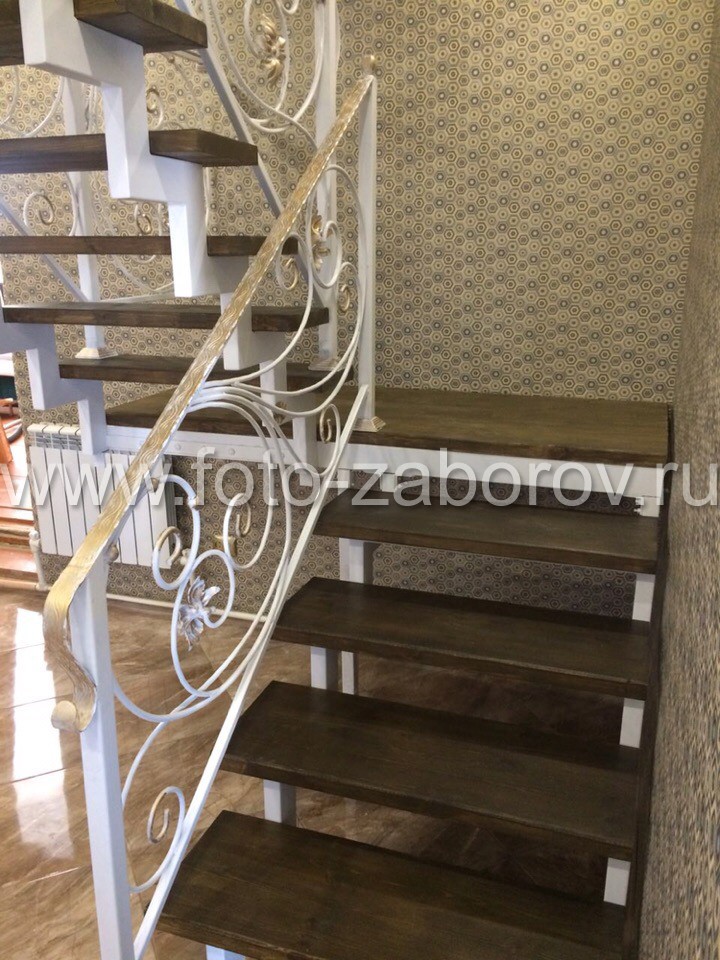 Фото Каркасная лестница с коваными перилами - изящный элемент загородного