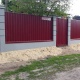 Забор Модерниз вишнёвого профнастила на бетонном монолитном цоколе. Готовая работа.