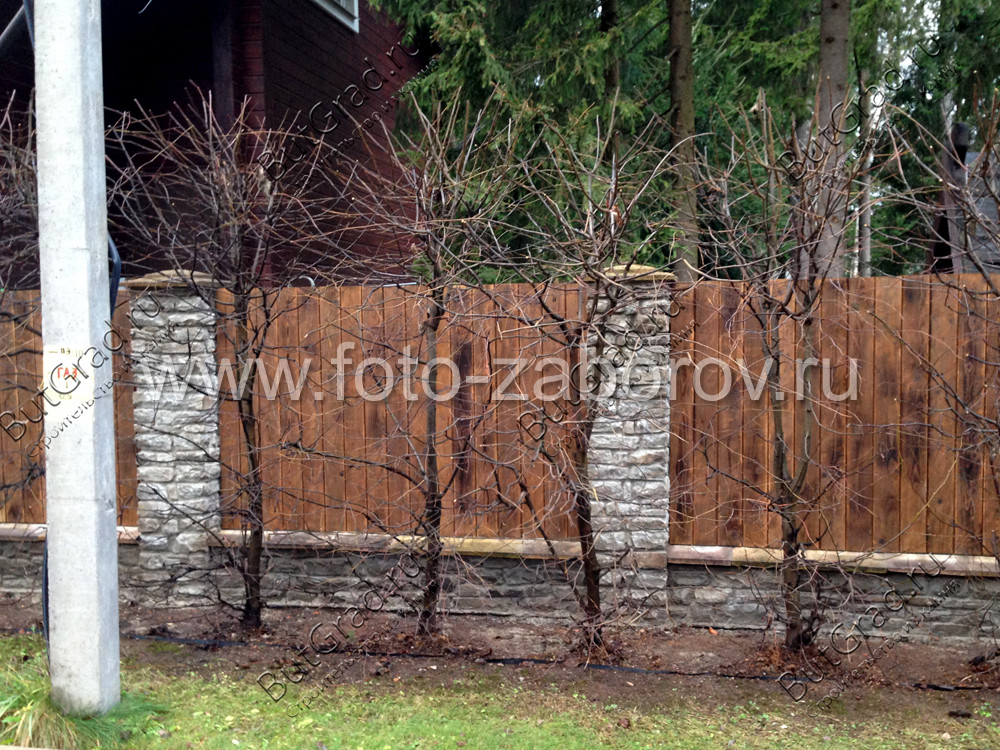 Фото Забор из камня и дерева: солидность, наложенная на вечную