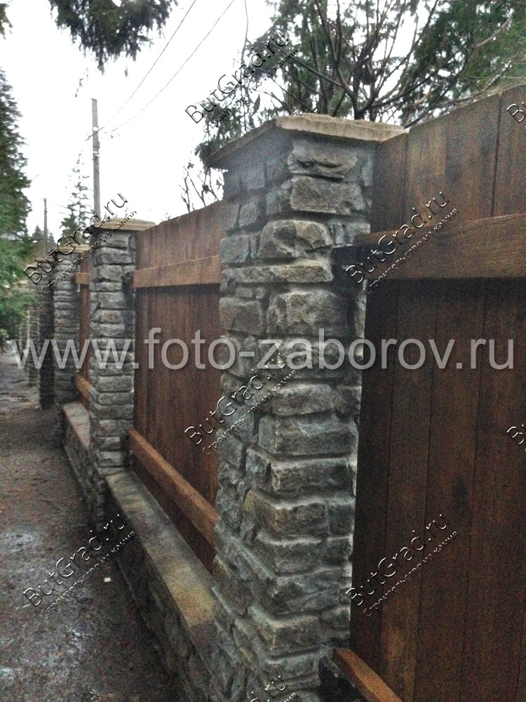 Фото Забор из камня и дерева: солидность, наложенная на вечную