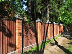 Деревянный забор частного дома