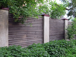 Деревянный забор комбинированный с кирпичными столбами