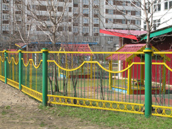 Металлическая ограда детского сада