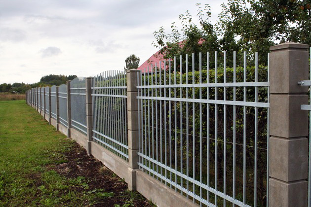 Забор прутковый с бетонными столбами