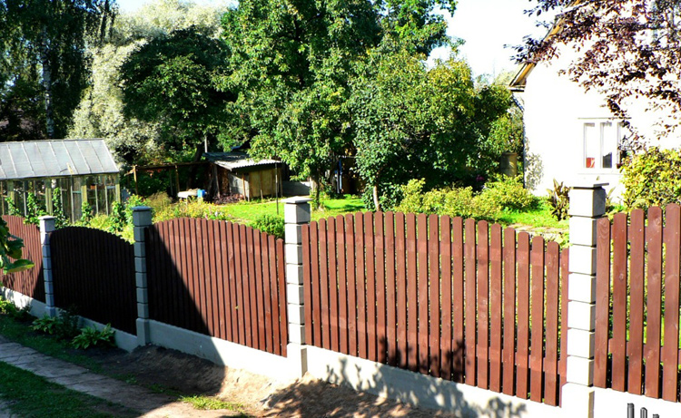 Деревянный забор ранчо с бетонными столбами